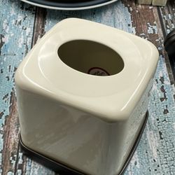 Enamel Finished Metal Tissue Cover