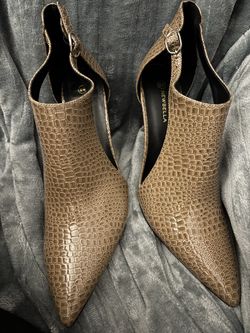 New size 9 brown snake skin looking heels