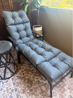 Chaise lounge with brand new cushion