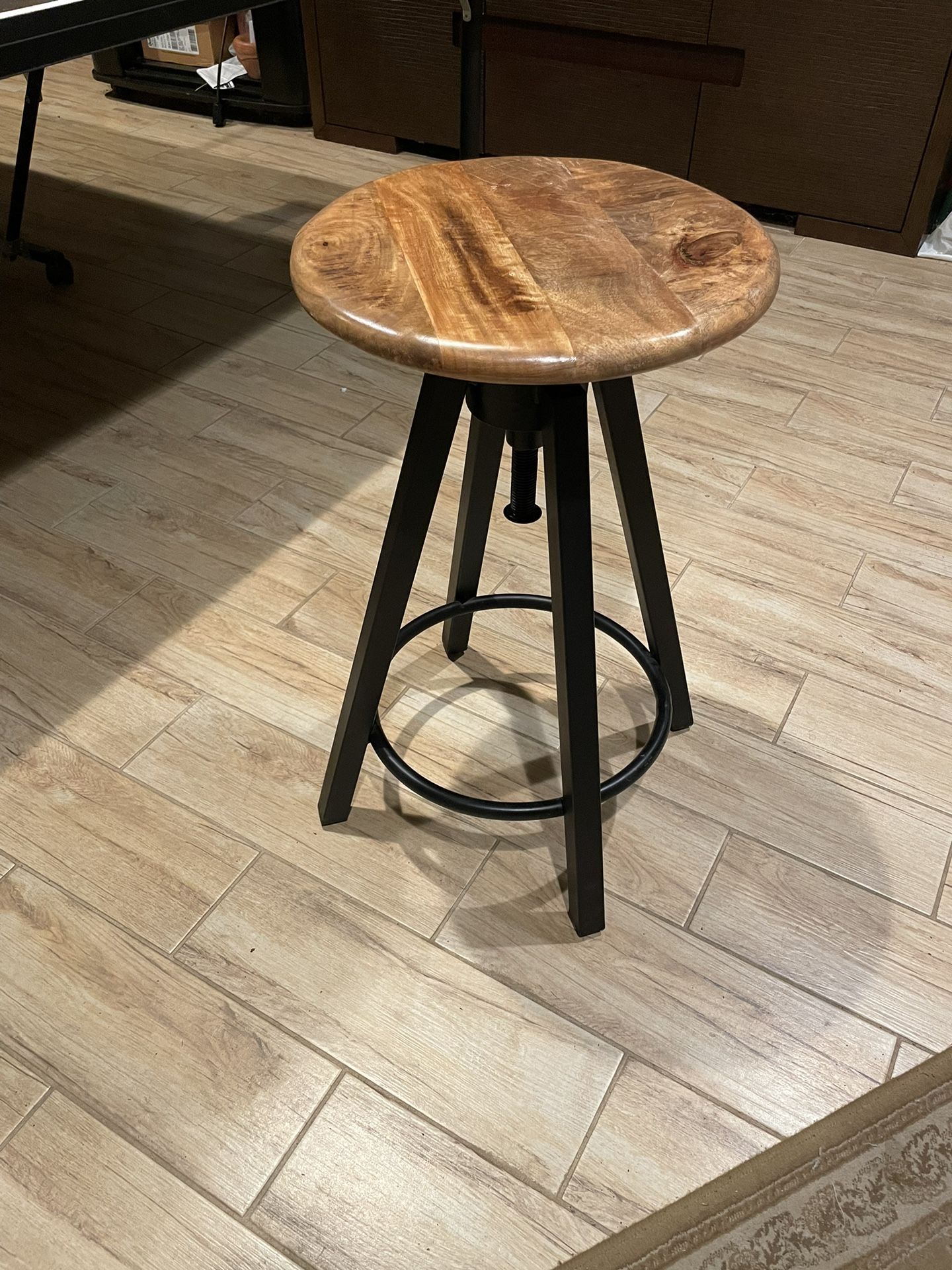Adjustable Height Bar Stool 
