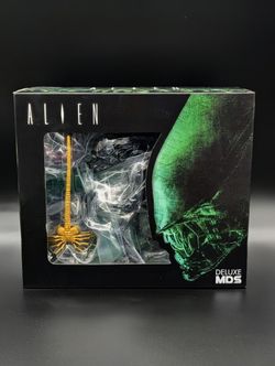 Mezco Toyz Deluxe MDS Alien Figure 