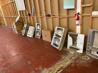 Kitchen and bathroom sinks