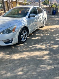 Nissan Altima White 4-Door Sedan