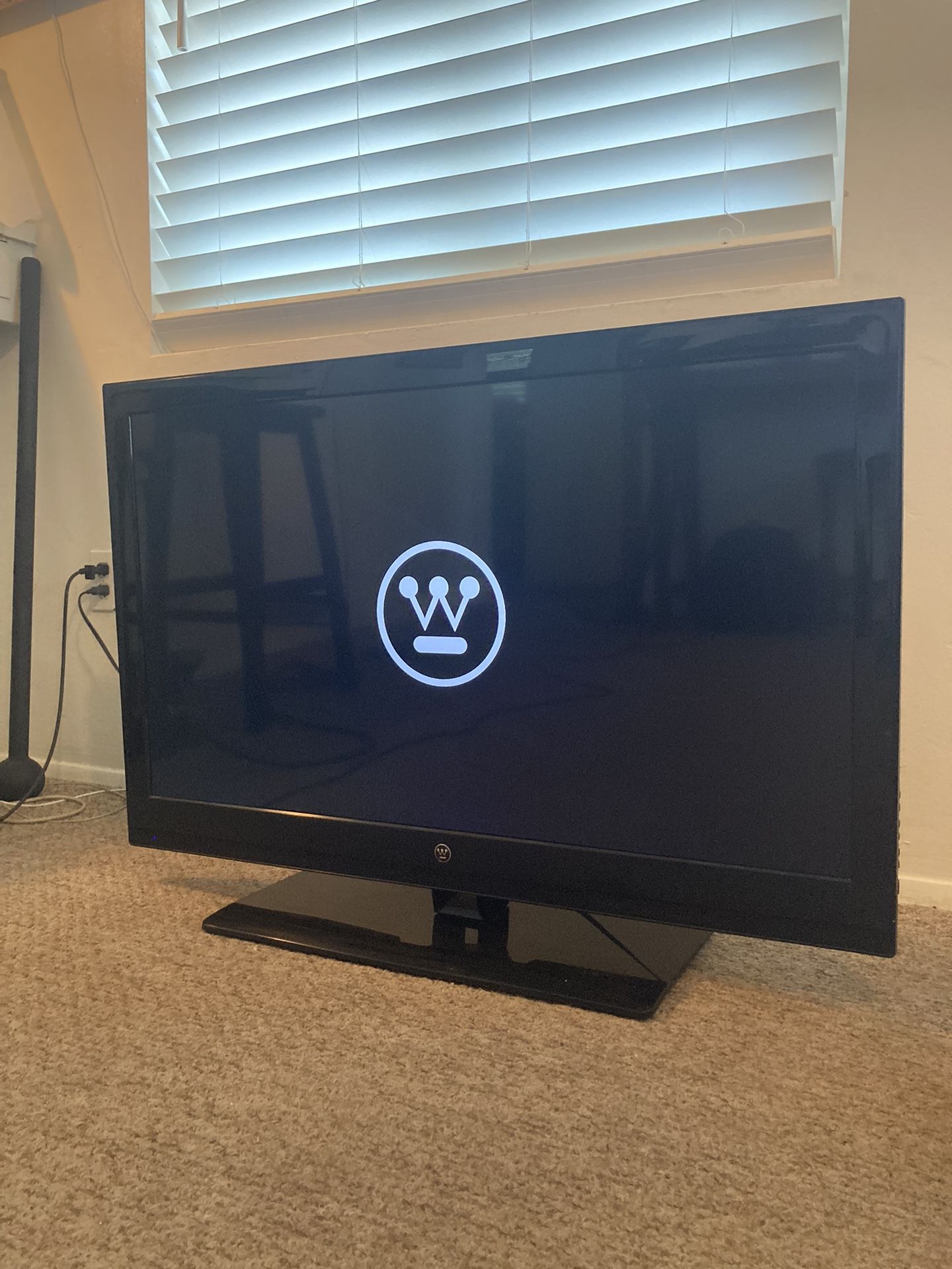 40” Flatscreen TV w/remote