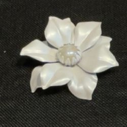 Vintage white metal Glass Center FlowerPower Brooch Pin 3 inches like new condition 