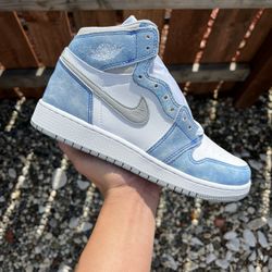 Jordan 1 High Hyper Royal (Size 5.5Y)