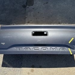 Toyota Tacoma lift gate 16-22 (used truck parts )