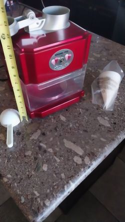 NOSTALGIA SMALL ICE SHAVER IN EXCELLENT WORKING CONDITION USED ONCE
