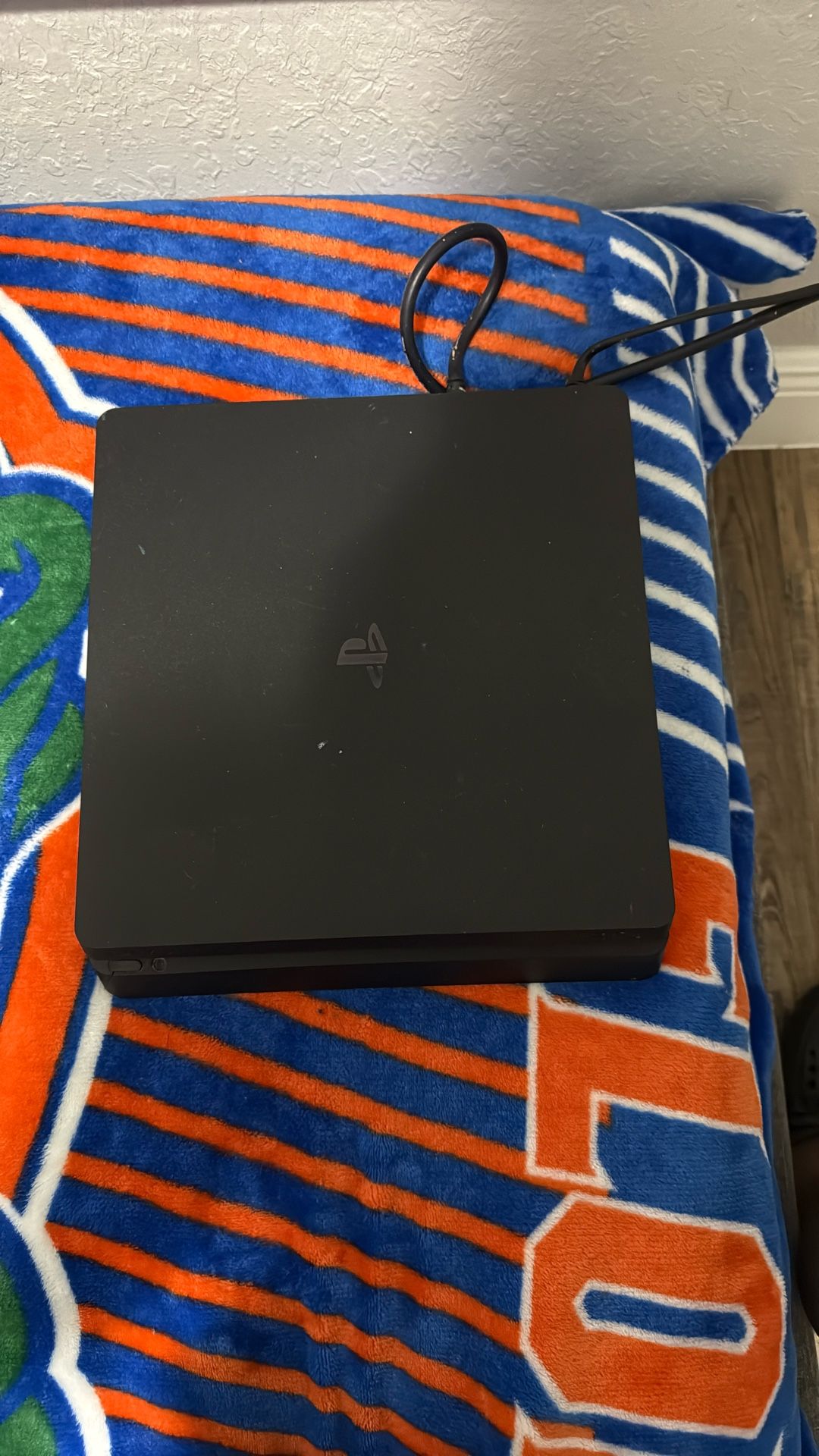 PS4 Slim ( Comes With Both Cords , Two Controllers