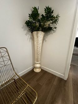 Floor case Mother of pearl and gold chair