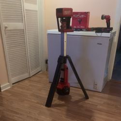 Brand New Milwaukee M18 2131-20 Tri Pot Light