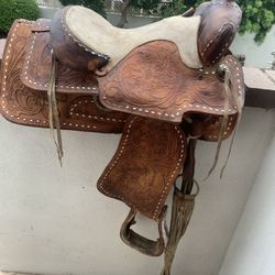 Saddle, western working saddle, complete with good underpad. Used putting in good condition.