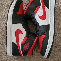 Air Jordan Retro 1 Mid Size 12.5 Men