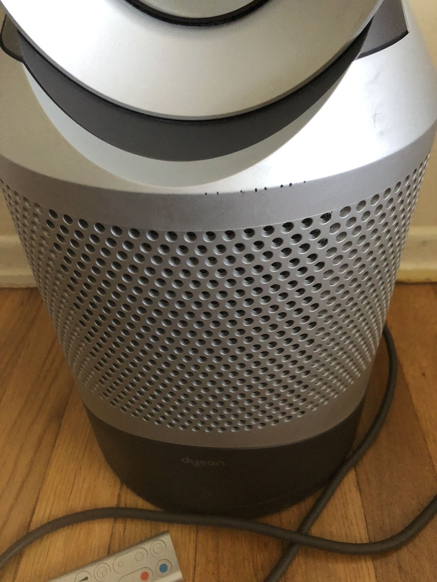 Dyson Pure Hot And Cool HEPA Air Purifier Fan And Heater With Remote, HP01. Item is in used - good condition . 40 percent of filter life left .