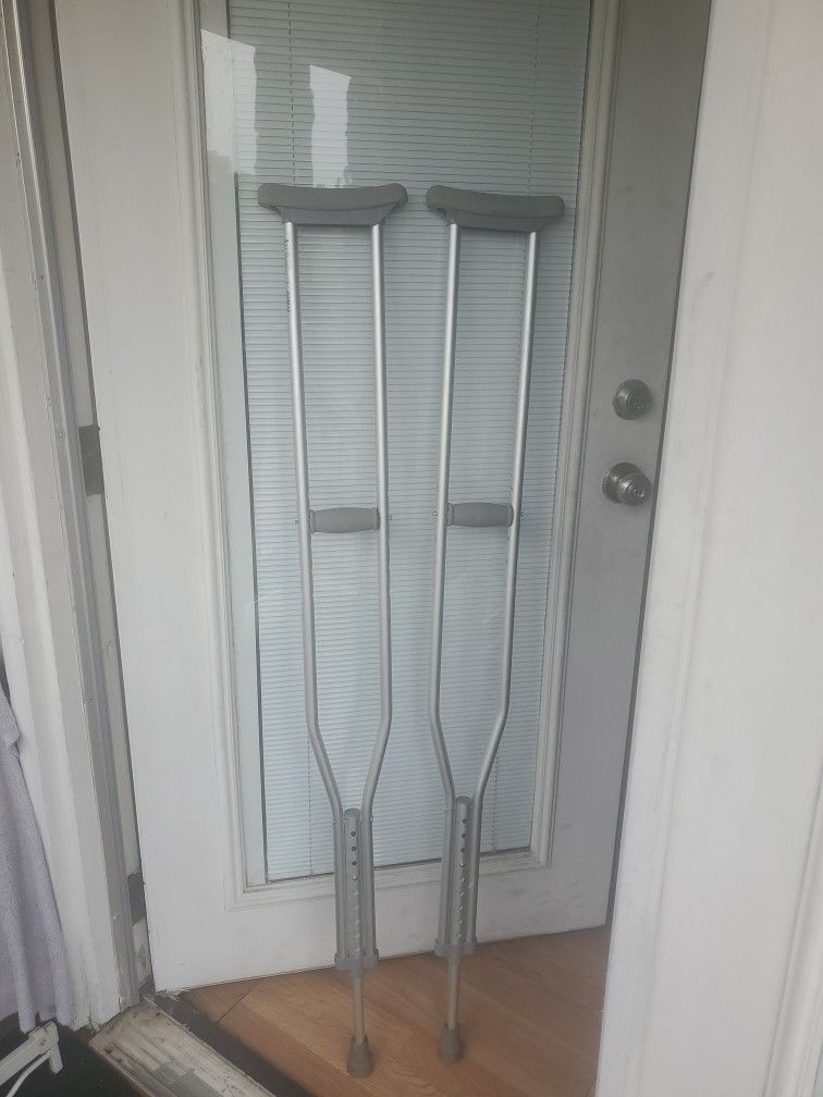 BUENAS MULETAS ,GOOD CRUTCHES.