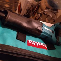 Makita  18 Volt Cordless Reciprocating Saw W/  3.0 Ah  Battery