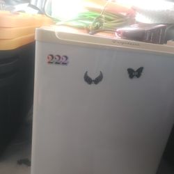 Mini fridge 