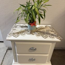 1 Nightstand, with 2 drawers