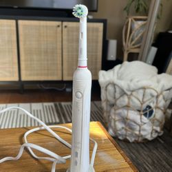 Oral-B Electric Toothbrush With Charger 