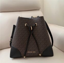Michael Kors Medium Mercer Gallery Bucket Bag