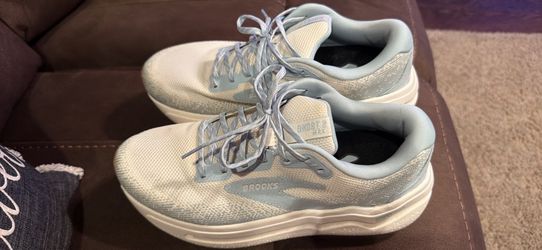 WOMEN'S BROOKS GHOST MAX 2 | COCONUT MILK / WINTER SKY Size 10