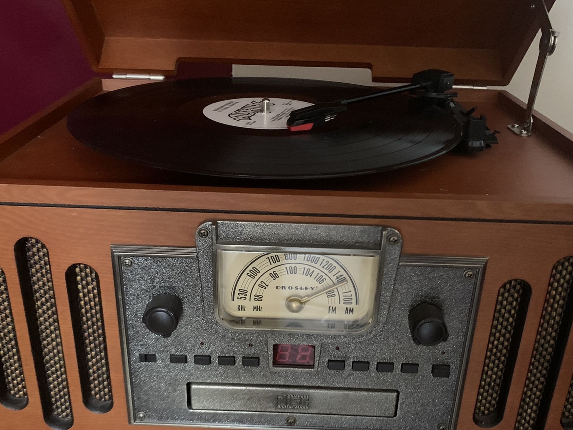Record /CD player am/fm radio. Somo vinyl records included