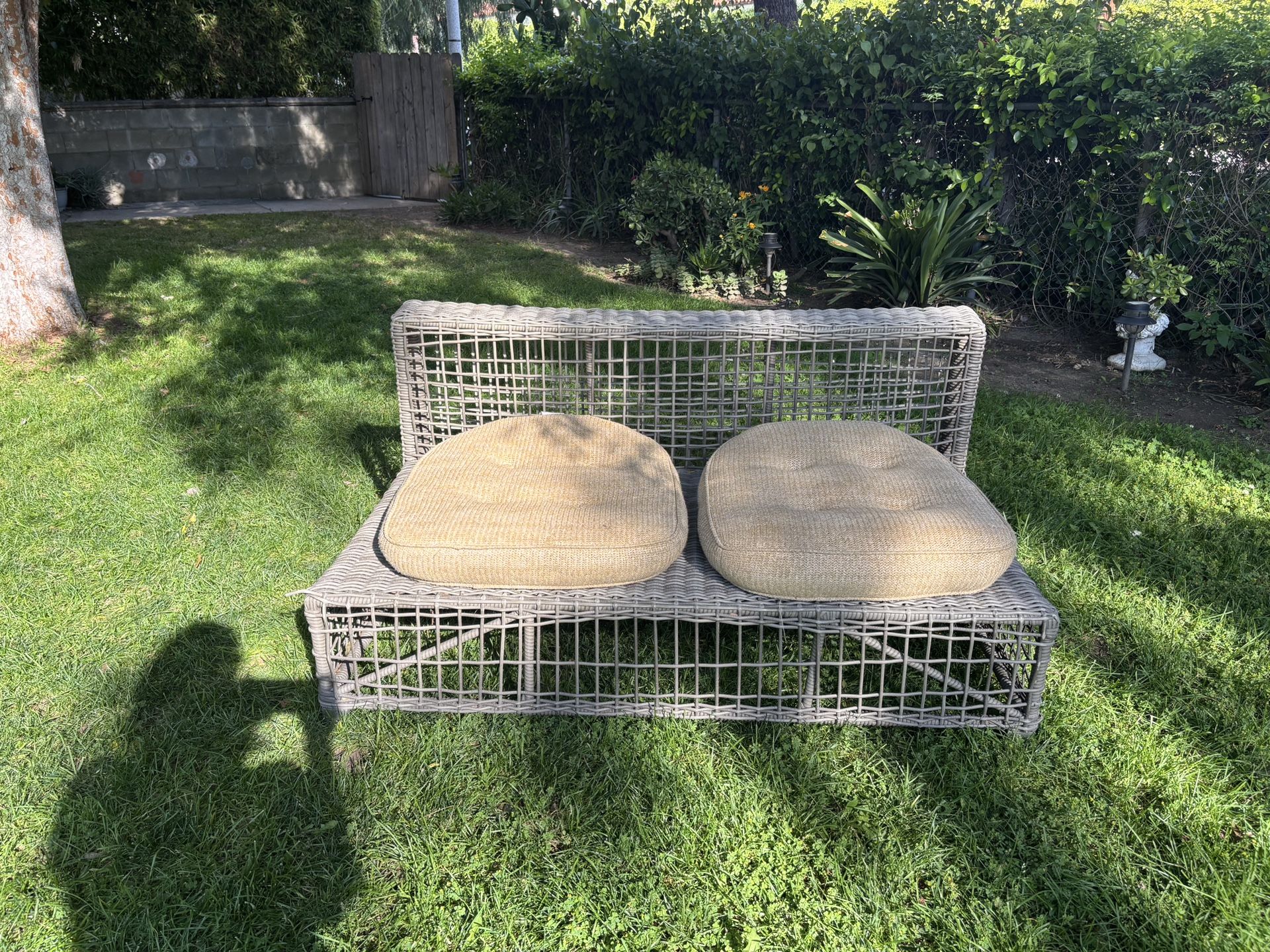 OUTDOOR LOVESEAT