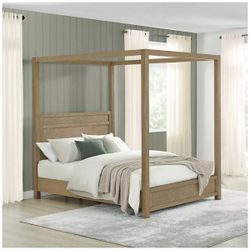Universal Broadmoore Oaklynn Queen Canopy Bed 