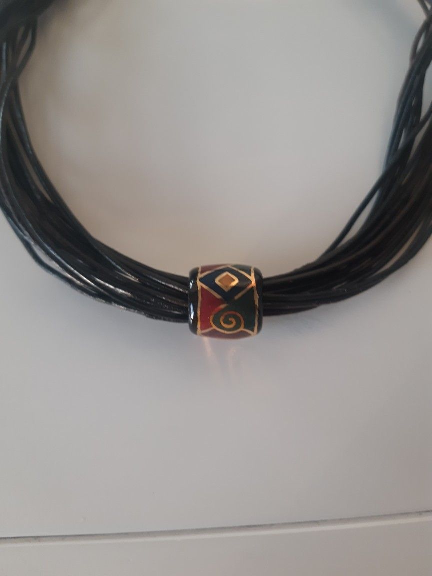 LEATHER CHOKER IN EXCELLENT CONDITION
