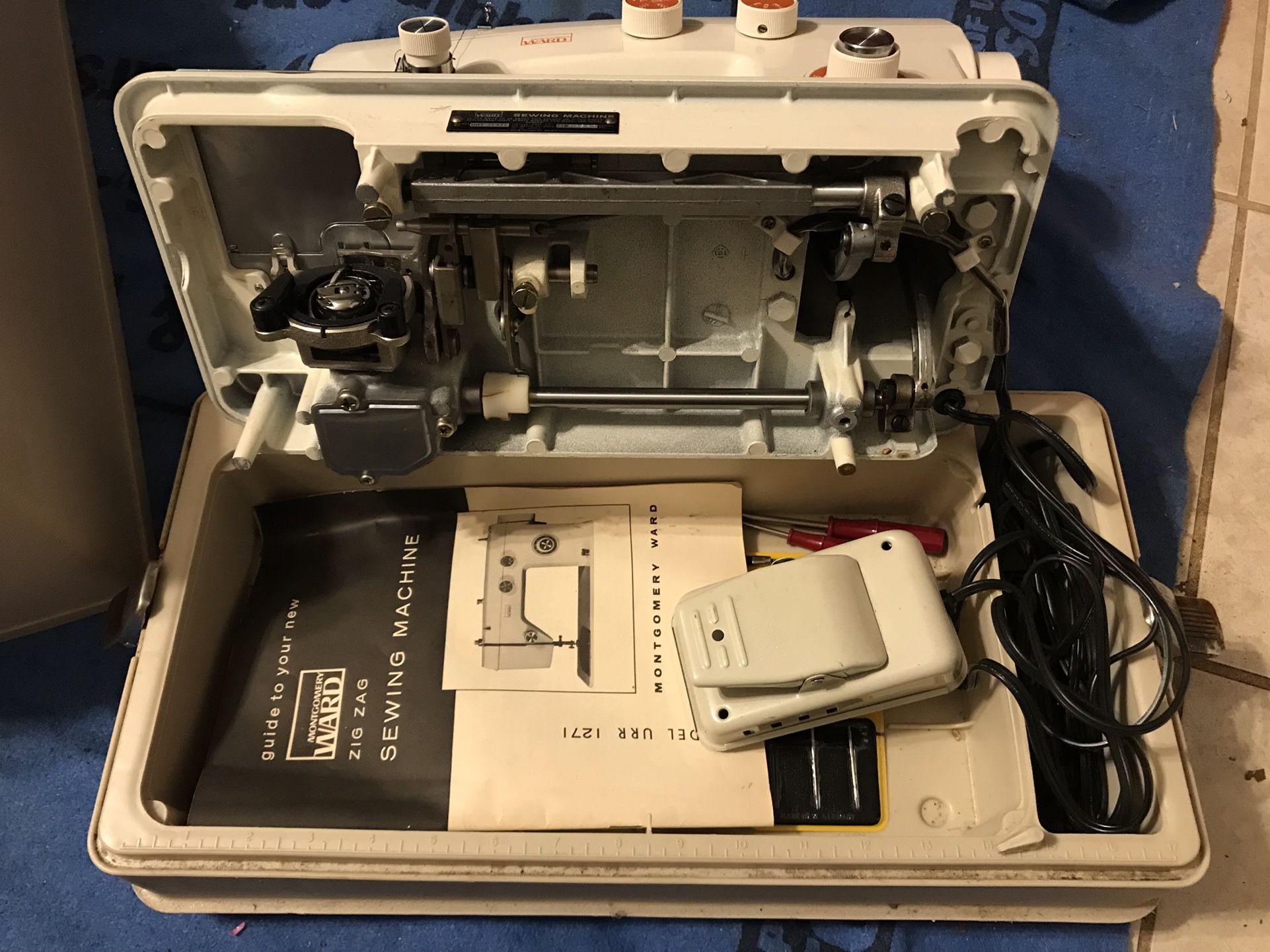 Montgomery Ward 1960's Vintage Sewing machine - www.ice4pros.com.br