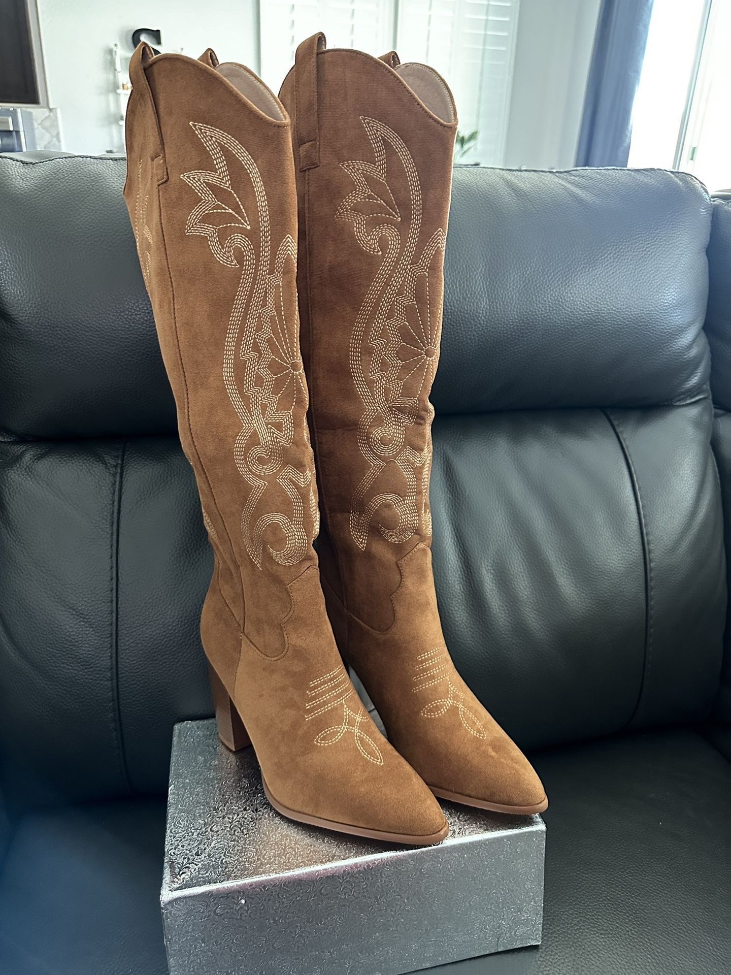 NWOT: Womens Western embroidered cowboy boots (size 10)