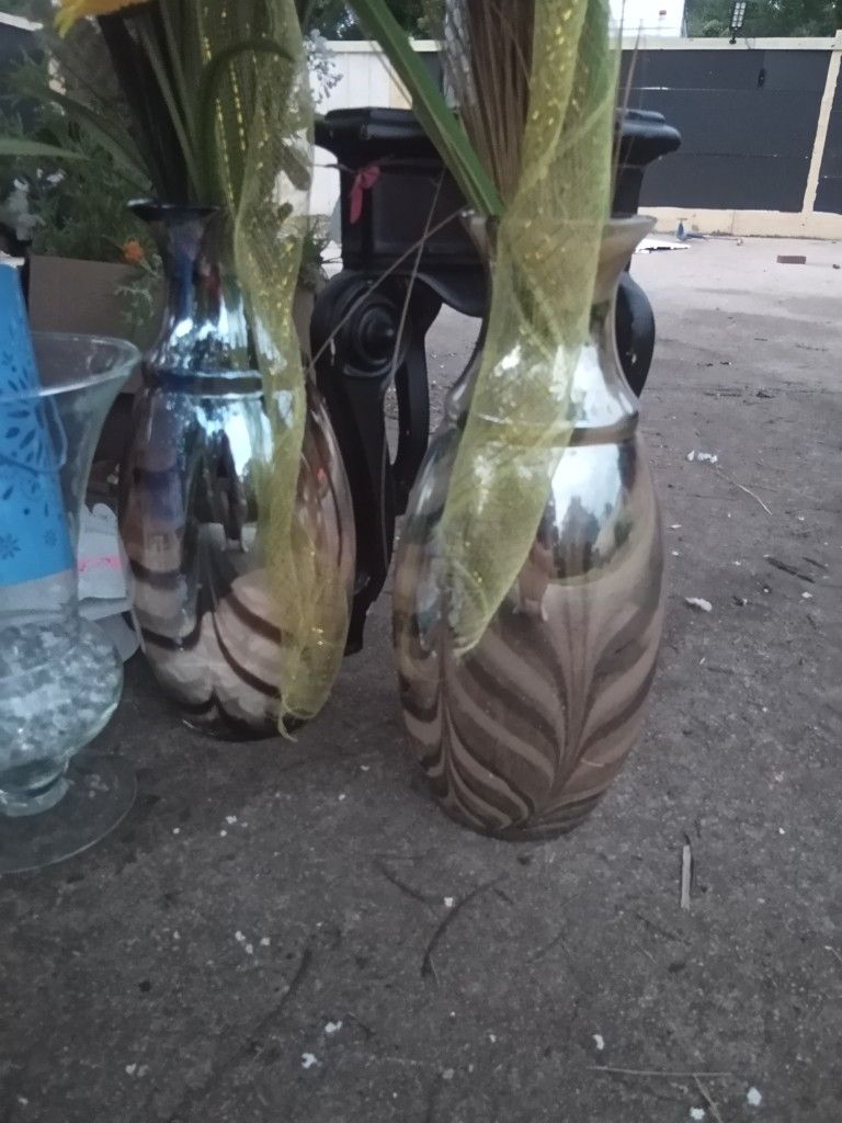 2 Vases