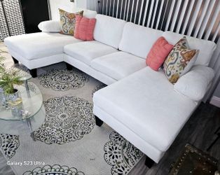 Like new!   Sectional sofa, 3 pieces, excellent condition!     Very clean, removable and washable covers.     Smoke-free and pet-free home.

    ​Deli