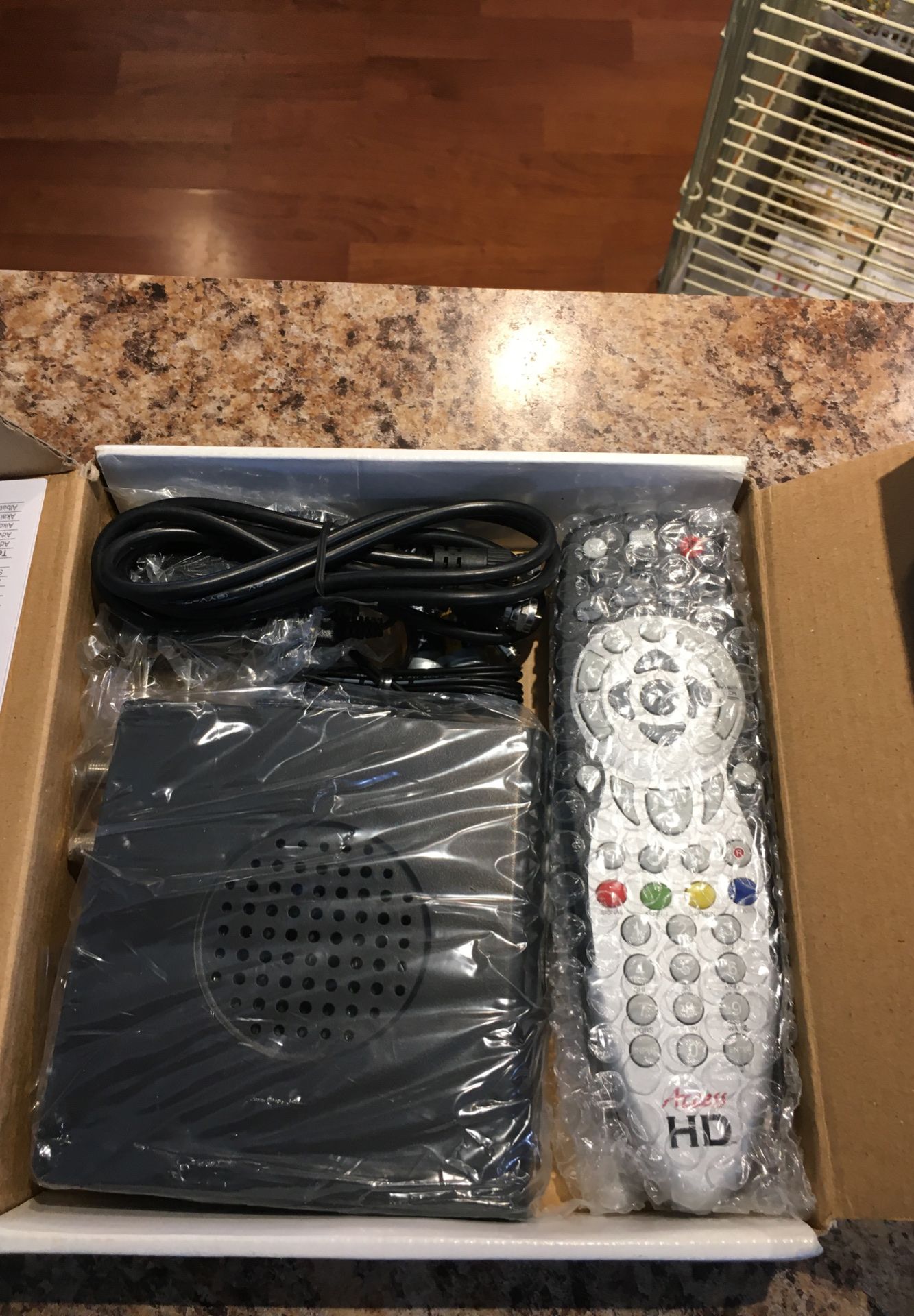 Access HD Digital to Análogo TV Converter Whit Universal Remote Control