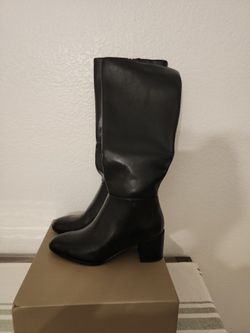 New Women's Boots Size (7.5)
