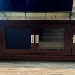 TV Console/ Media/storage Cabinet. Excellent Condition LP