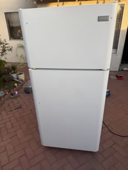 Frigidaire 18 cu ft Top Freezer Fridge White — works — Hacienda Heights