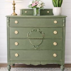 Beautiful vintage 4-drawer dresser FREE DELIVERY 