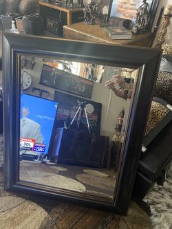 Mirror can hang either way