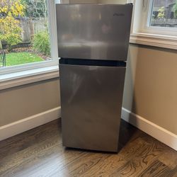 Vissani 4.5 Cu Ft 2 Door Mini Refrigerator in Platinum Steel with Freezer