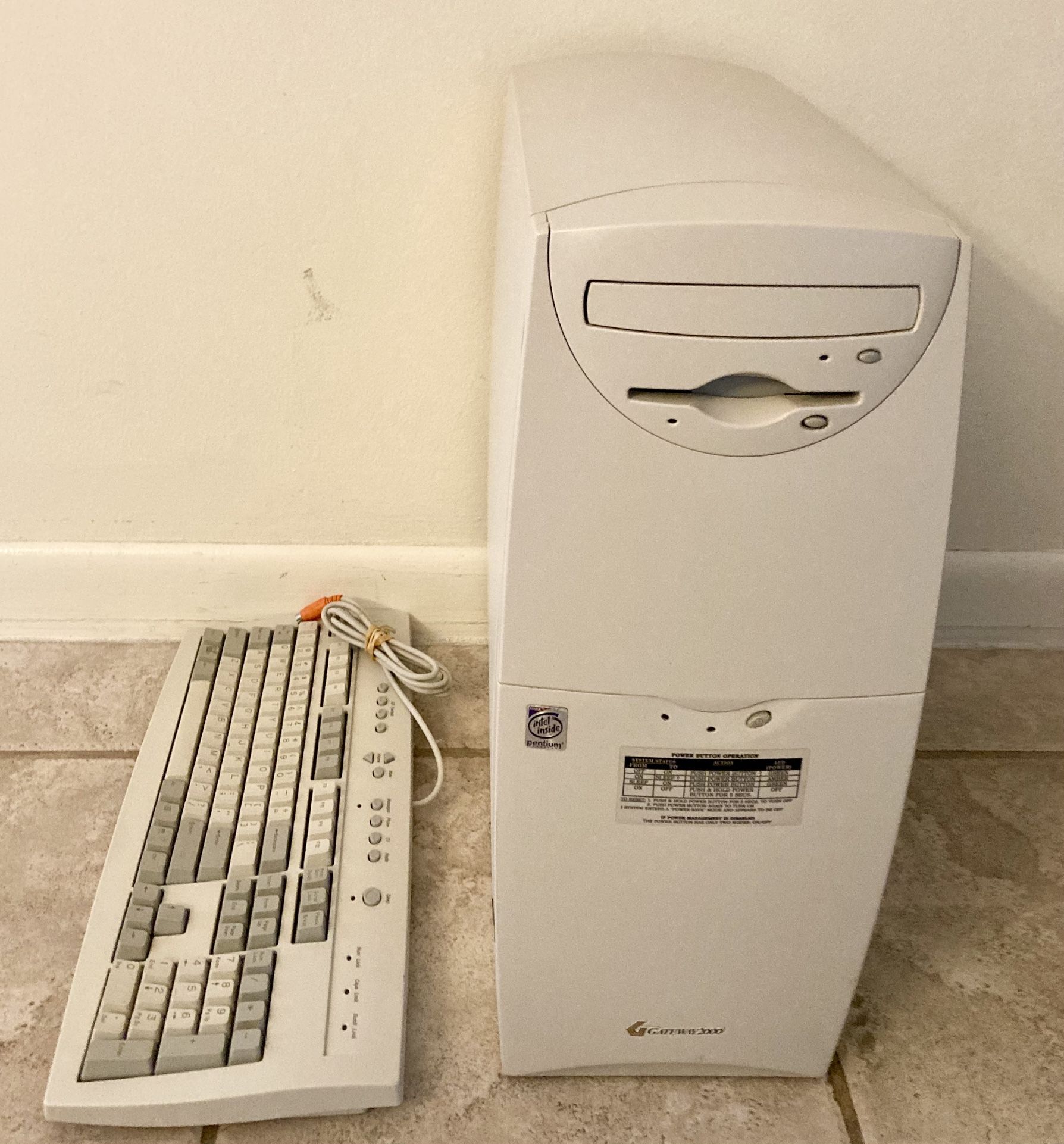 Vintage Gateway 2000 Desktop Computer