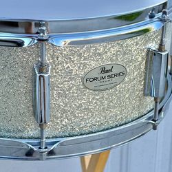 Pearl Forum 5.5x14 Silver Sparkle Glitter Over Wood Snare for Drum Set Kit. Used. Great condition.
