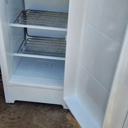 Frigidaire Freezer 24 Wide By 48 High Works Good 