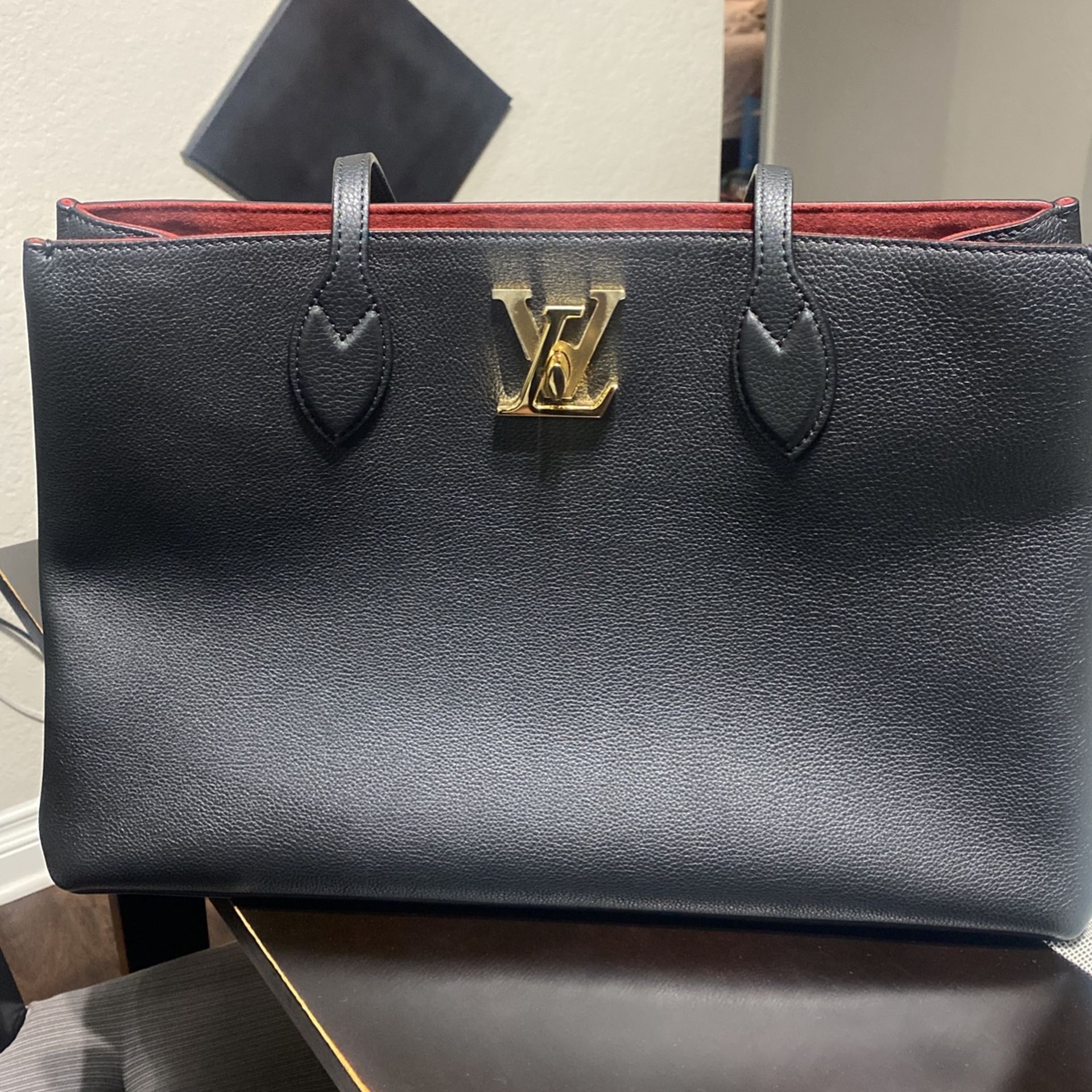 Louis Vuitton Lock Me Shop Noir