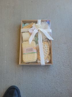 New 6 Piece Bath Set Nice Gift $ 4.00