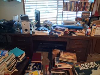 Free desk! Must pickup up ASAP- no flaking