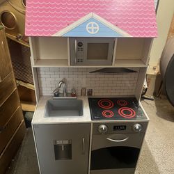 Kids Large dollhouse & Kitchen