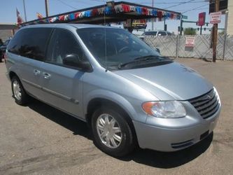 2005 Chrysler Town & Country $3,975
