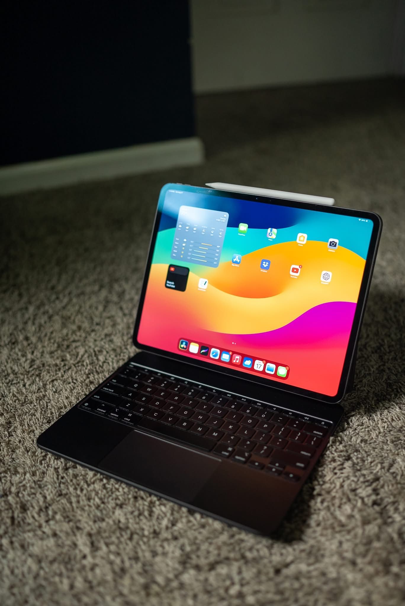 iPad Pro 13in M4 Cellular / Unlocked w/ Magic Keyboard & pencil pro have all packaging