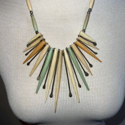 VINTAGE BOHO DYE WOOD SILVER TONE NECKLACE 